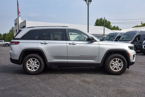 Certified 2023 Jeep Grand Cherokee Laredo w/ Luxury Tech Group I image 2