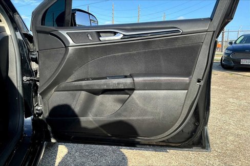 Used 2016 Ford Fusion SE w/ Equipment Group 201A image 19