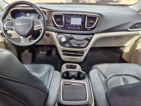 Used 2018 Chrysler Pacifica Touring-L Plus image 12