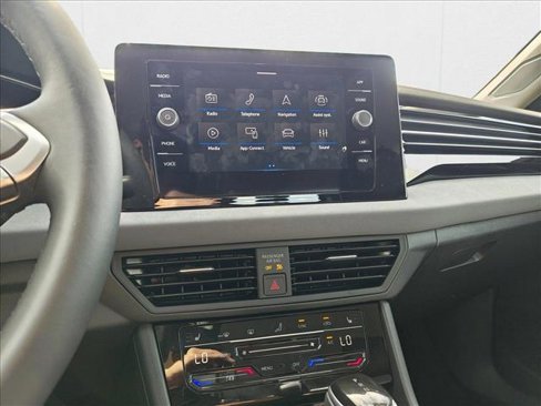 Certified 2025 Volkswagen Jetta SE image 13