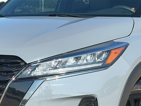 Used 2023 Nissan Kicks SR w/ SR Premium Package image 4