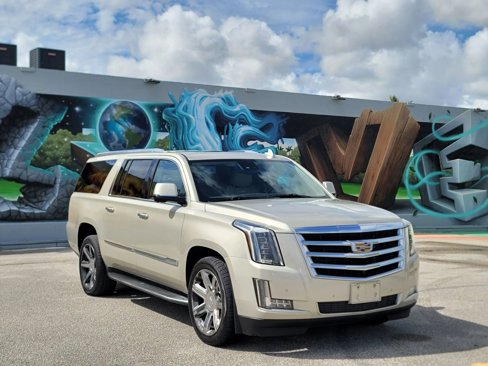 Used 2016 Cadillac Escalade ESV Luxury image 3