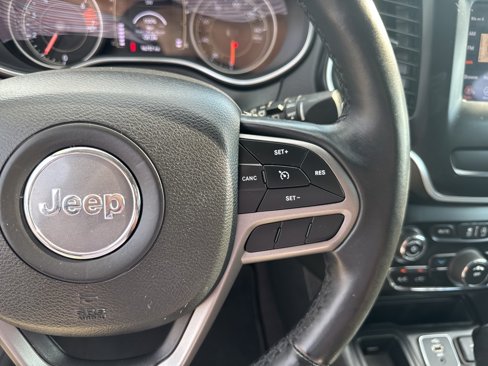 Used 2019 Jeep Cherokee Latitude Plus image 45