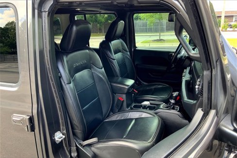 Used 2018 Jeep Wrangler Unlimited Sahara image 7
