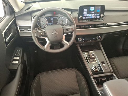 Used 2024 Mitsubishi Outlander ES image 2
