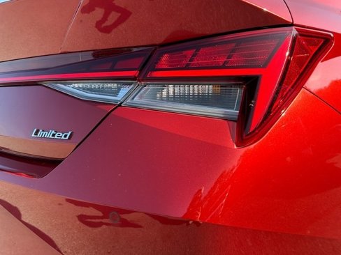 Used 2022 Hyundai Elantra Limited image 13
