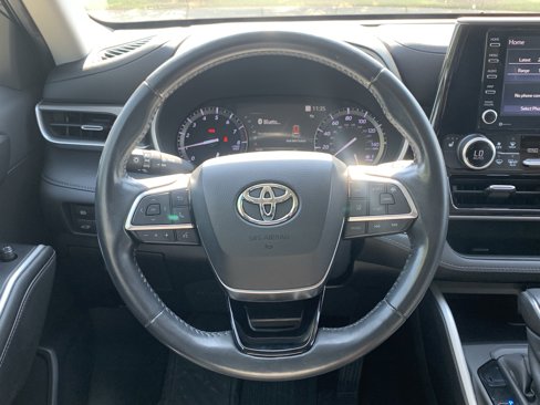 Used 2020 Toyota Highlander XLE image 19