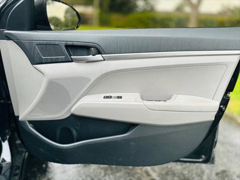 Used 2019 Hyundai Elantra SE image 18