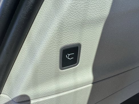 Used 2023 Chrysler Pacifica Touring-L image 31