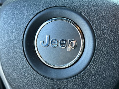 Used 2017 Jeep Grand Cherokee Altitude image 26