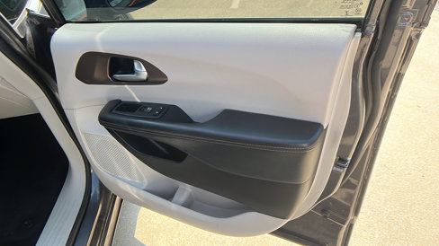 Used 2017 Chrysler Pacifica Touring-L image 18
