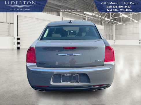 Used 2019 Chrysler 300 Touring w/ Chrome Appearance Package image 6