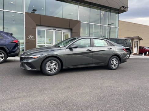 New 2025 Hyundai Elantra SE image 3