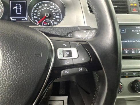 Used 2016 Volkswagen Golf SE image 25