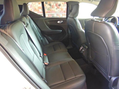 Used 2025 Volvo XC40 B5 Plus image 17