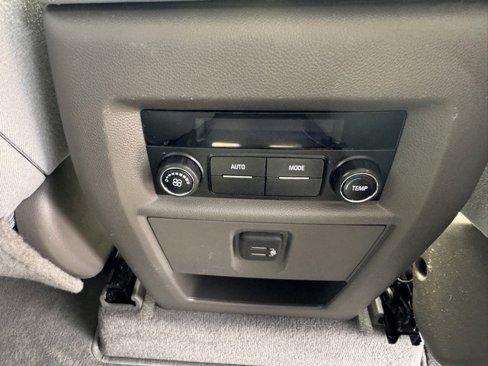 Used 2020 Chevrolet Traverse LT image 35