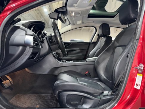 Used 2018 Jaguar XE Premium image 10
