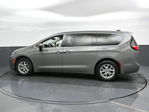 Used 2023 Chrysler Pacifica Touring-L image 2