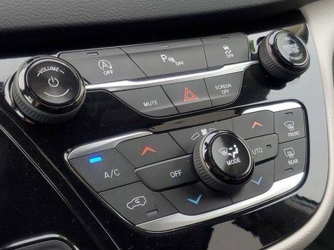 Used 2019 Chrysler Pacifica Touring-L image 25