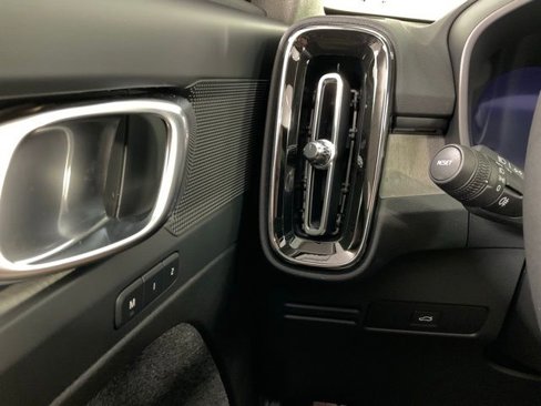 New 2025 Volvo XC40 B5 Core w/ Climate Package image 27