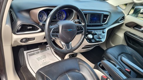 Used 2019 Chrysler Pacifica Touring-L image 19