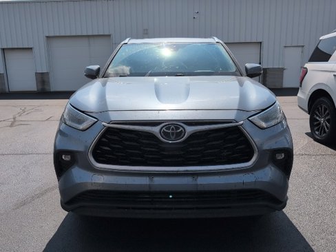 Used 2021 Toyota Highlander XLE image 3