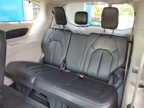 Used 2017 Chrysler Pacifica Touring-L image 12