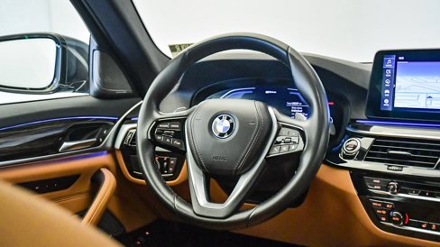 Certified 2022 BMW 530e w/ Executive Package image 13