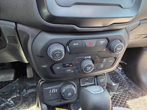 Used 2019 Jeep Renegade Latitude w/ Cold Weather Group image 23