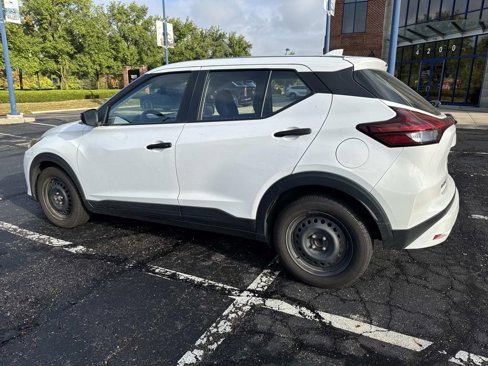 Used 2022 Nissan Kicks S image 4