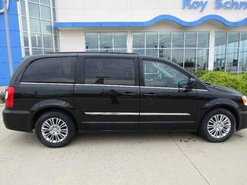 Used 2015 Chrysler Town & Country Touring-L image 4
