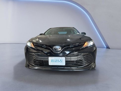 Used 2018 Toyota Camry LE image 2