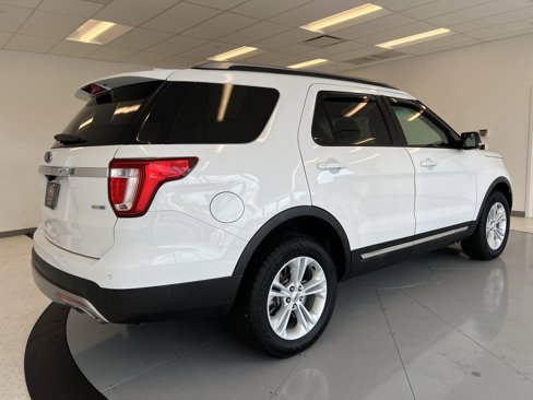 Used 2017 Ford Explorer XLT image 7
