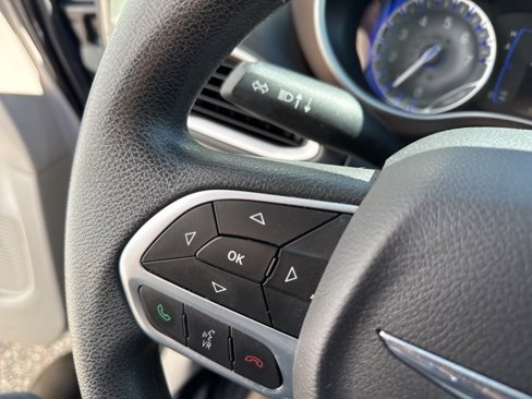 Used 2017 Chrysler Pacifica Touring image 22