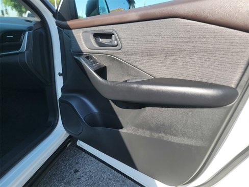Used 2023 Nissan Rogue S image 24