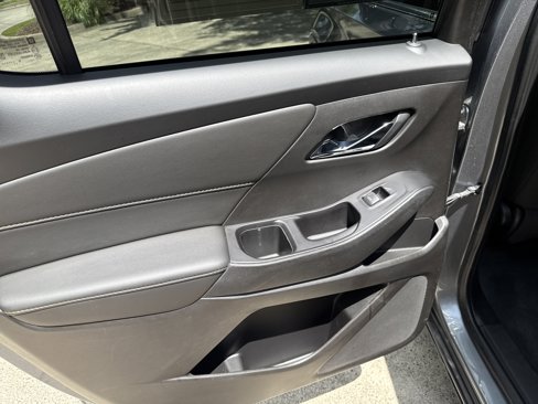 Used 2020 Chevrolet Traverse LS image 21