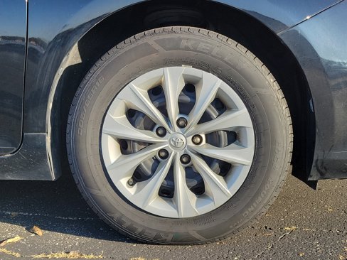 Used 2017 Toyota Camry LE image 5