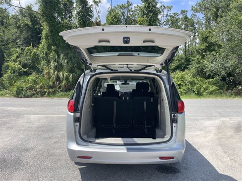 Used 2022 Chrysler Voyager LX image 23