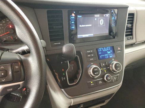 Used 2015 Toyota Sienna LE image 17