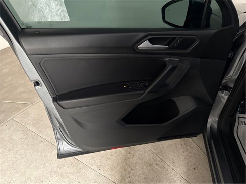 Used 2019 Volkswagen Tiguan SE w/ Panoramic Sunroof Package image 10