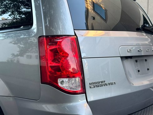 Used 2018 Dodge Grand Caravan SE image 11