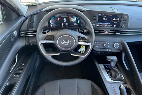 New 2025 Hyundai Elantra SE image 11