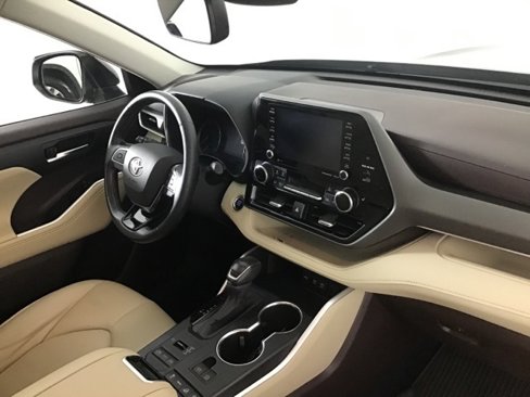 Used 2020 Toyota Highlander XLE image 25