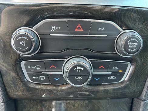 Used 2016 Chrysler 300 C image 29