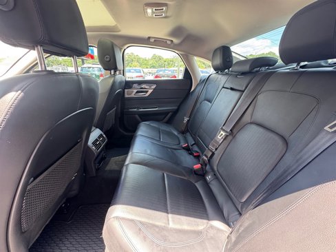 Used 2018 Jaguar XF Prestige image 12