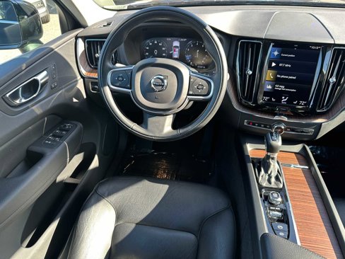 Used 2021 Volvo XC60 T5 Momentum w/ Premium Package image 17