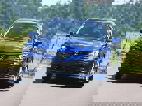Used 2020 Toyota Camry LE image 2