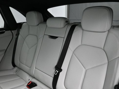 Certified 2025 Porsche Macan image 6