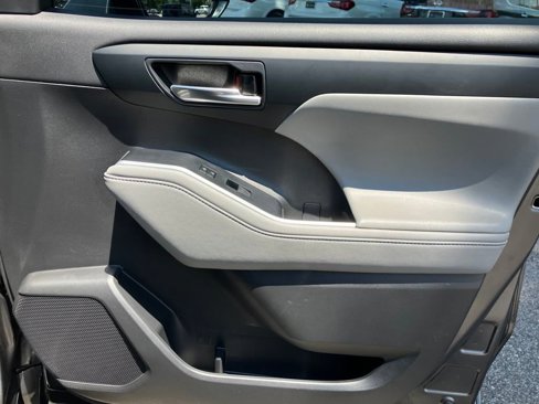 Used 2020 Toyota Highlander XLE image 41