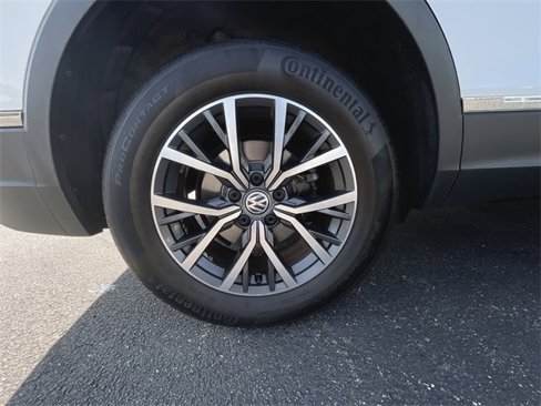 Used 2018 Volkswagen Tiguan SE w/ Panoramic Sunroof Package image 32